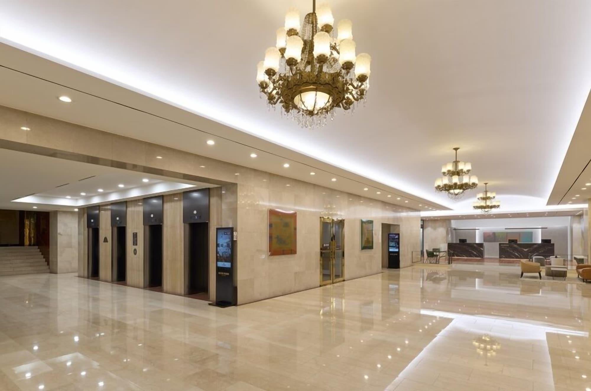 Vista Lobby Hotel President