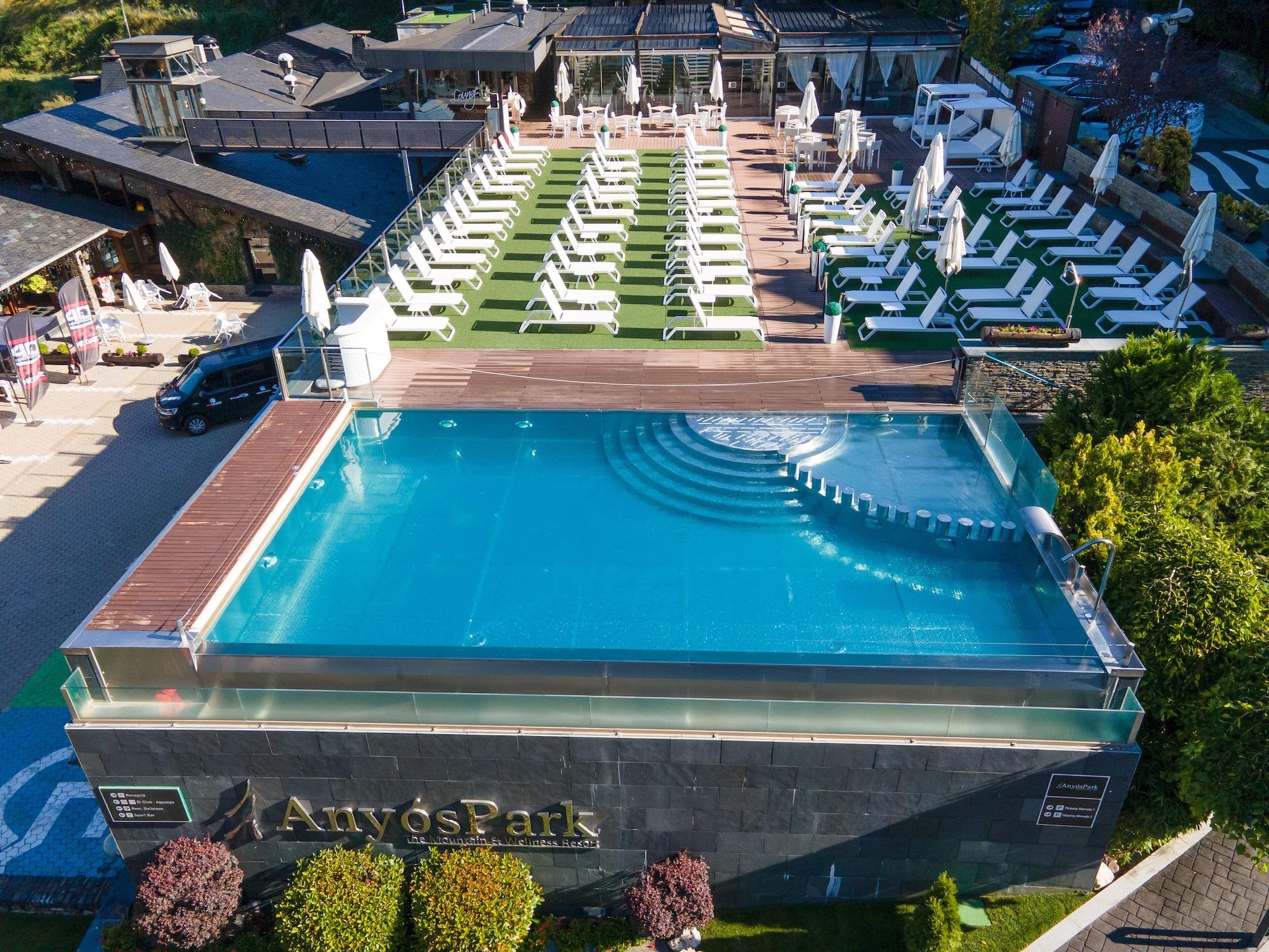 Vista Piscina Hotel Anyóspark Mountain & Wellness Resort