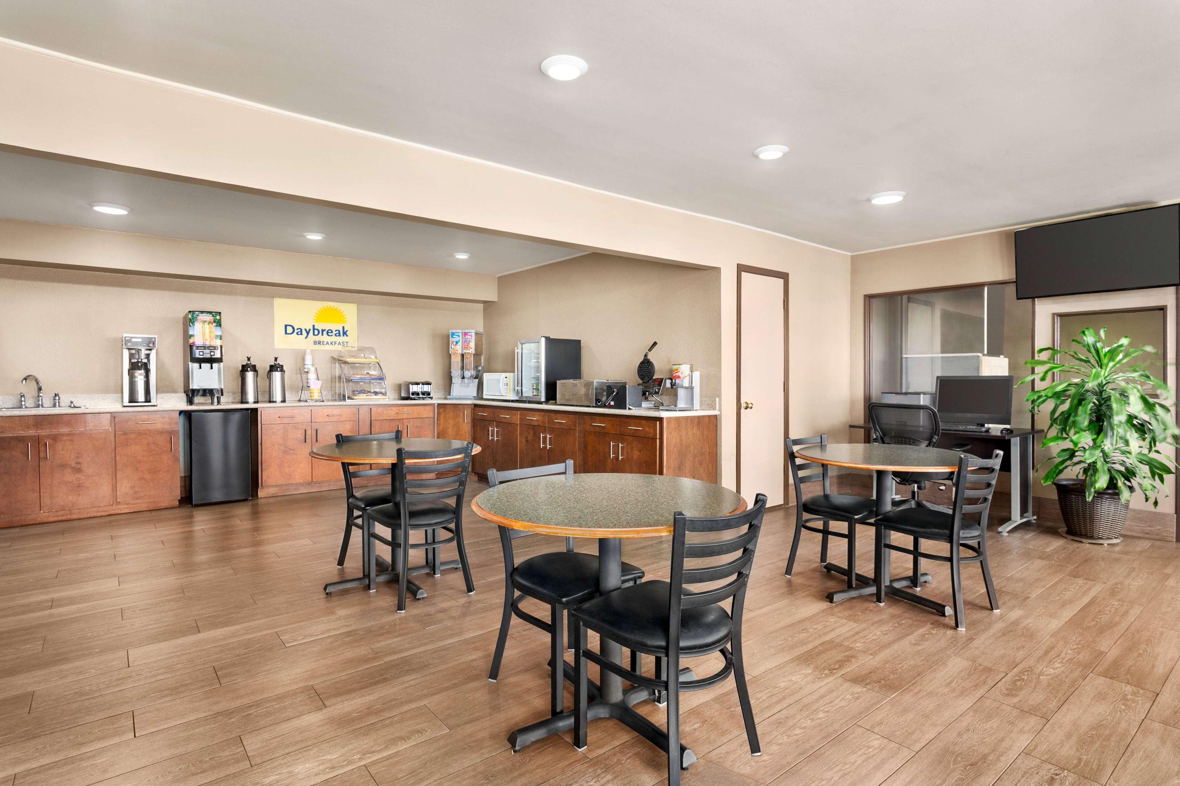 Restaurant Days Inn by Wyndham Paris