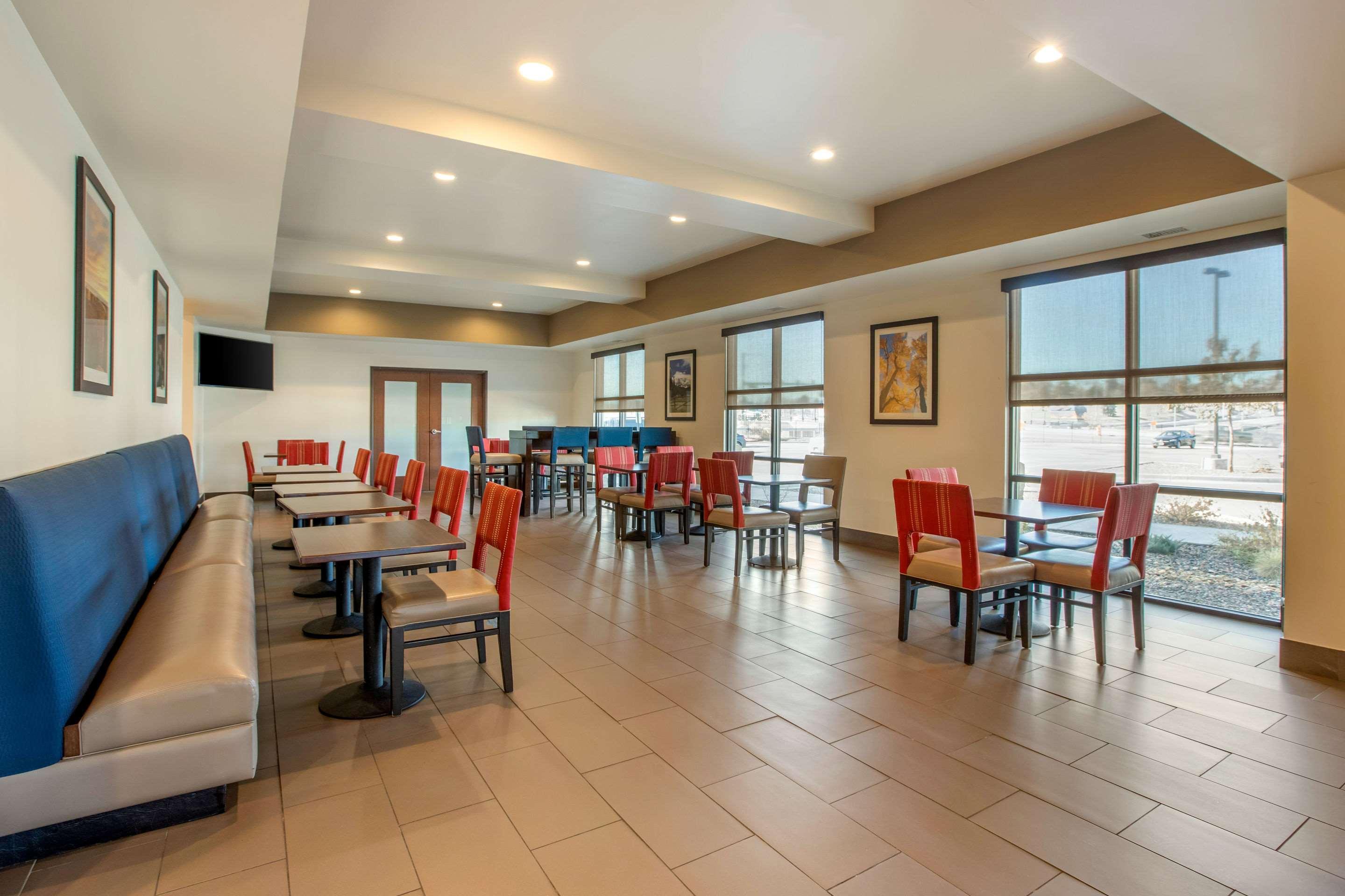 Restaurant Comfort Suites Near Denver Downtown