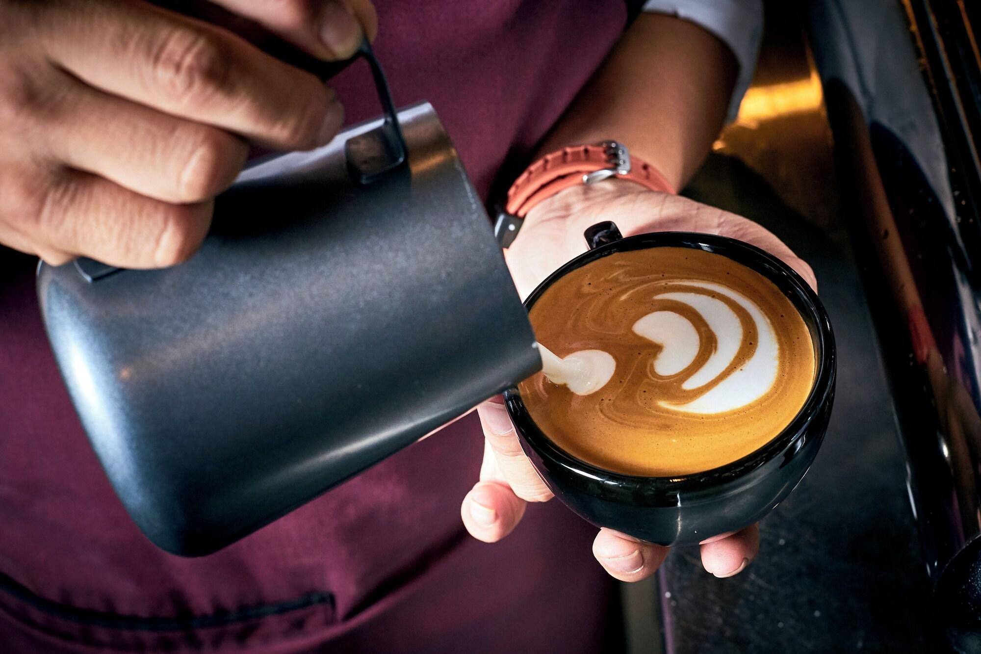 Bar/Salón West Hotel Sydney, Curio Collection by Hilton