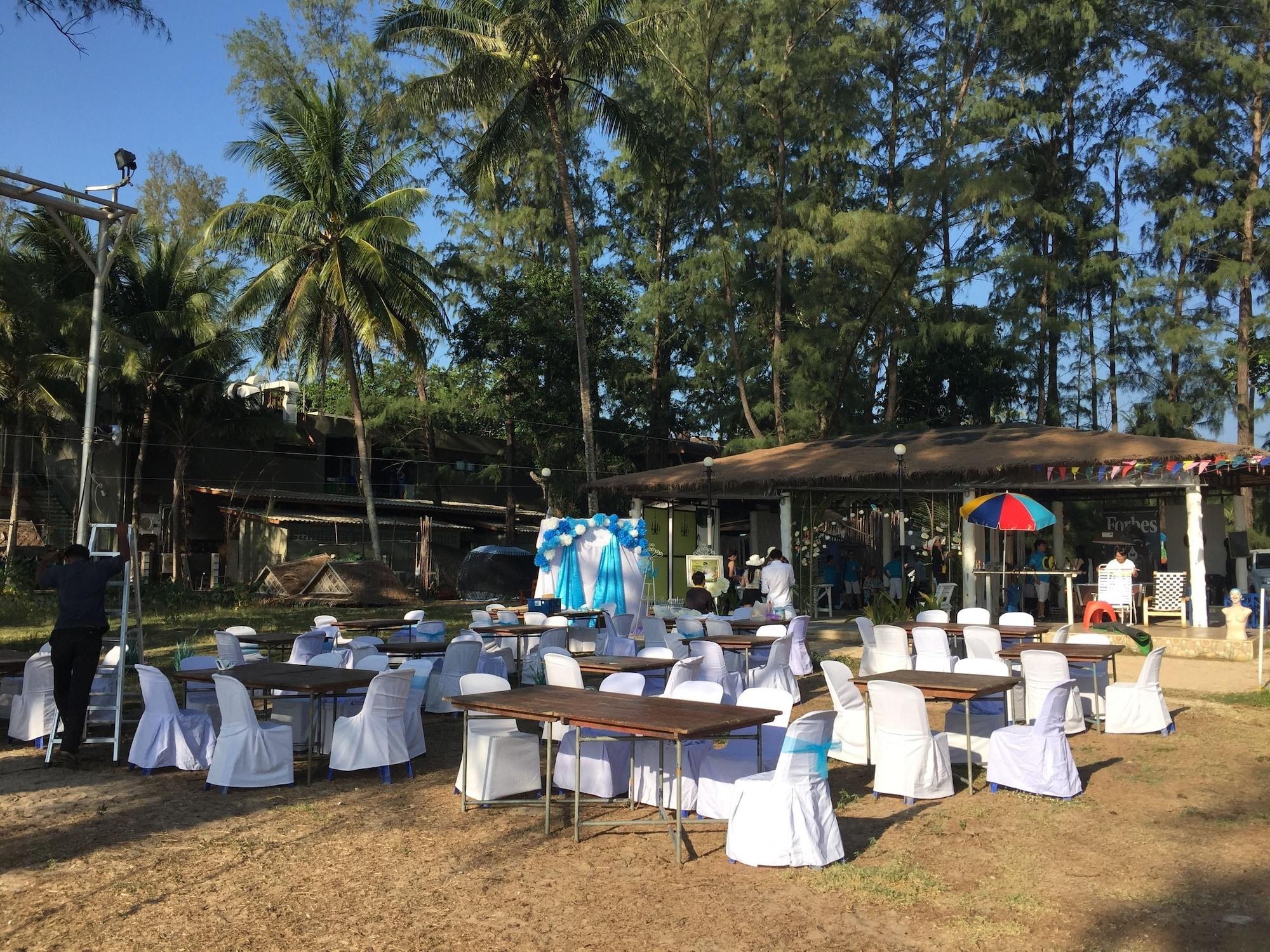 Salón de Baile Micky Monkey Beach Hotel Phuket Maikhao Thailand