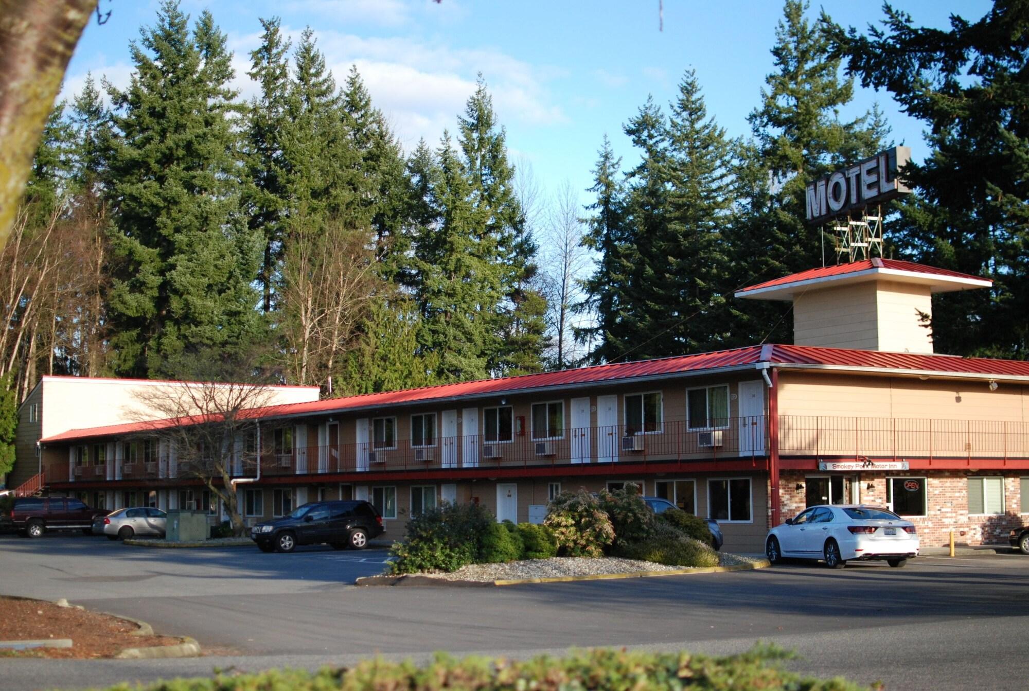 Varios Smokey Point Motor Inn