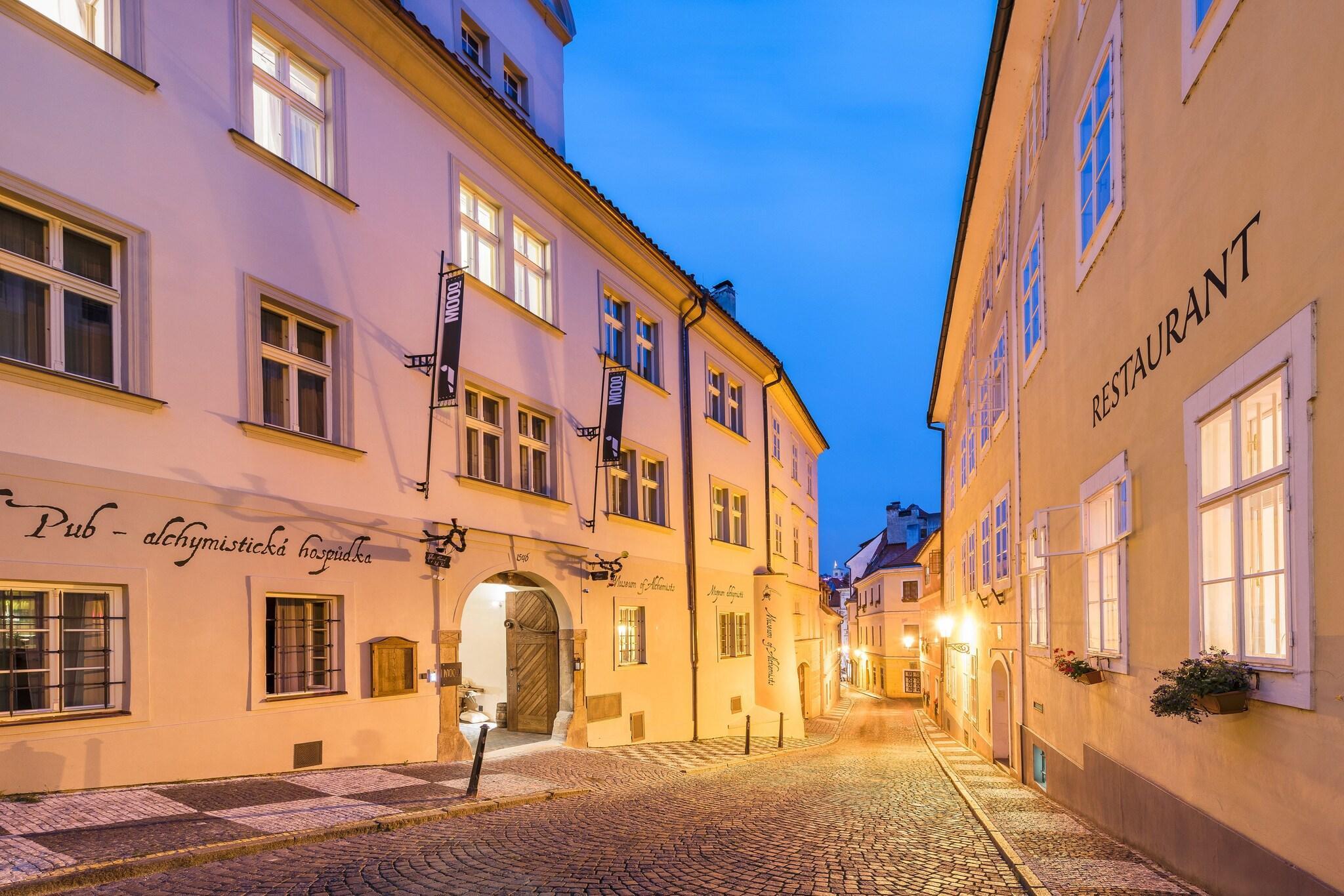 Vista Exterior MOOo by the Castle