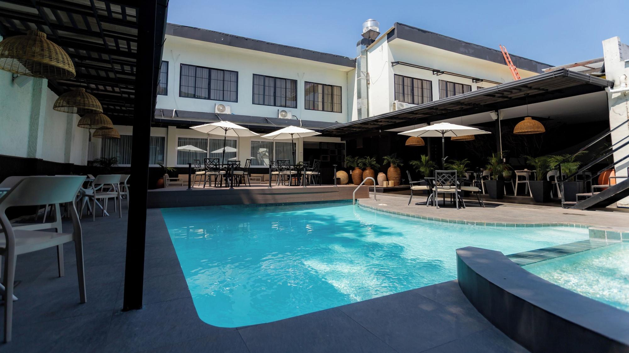 Vista Piscina Hotel Ramada Inn