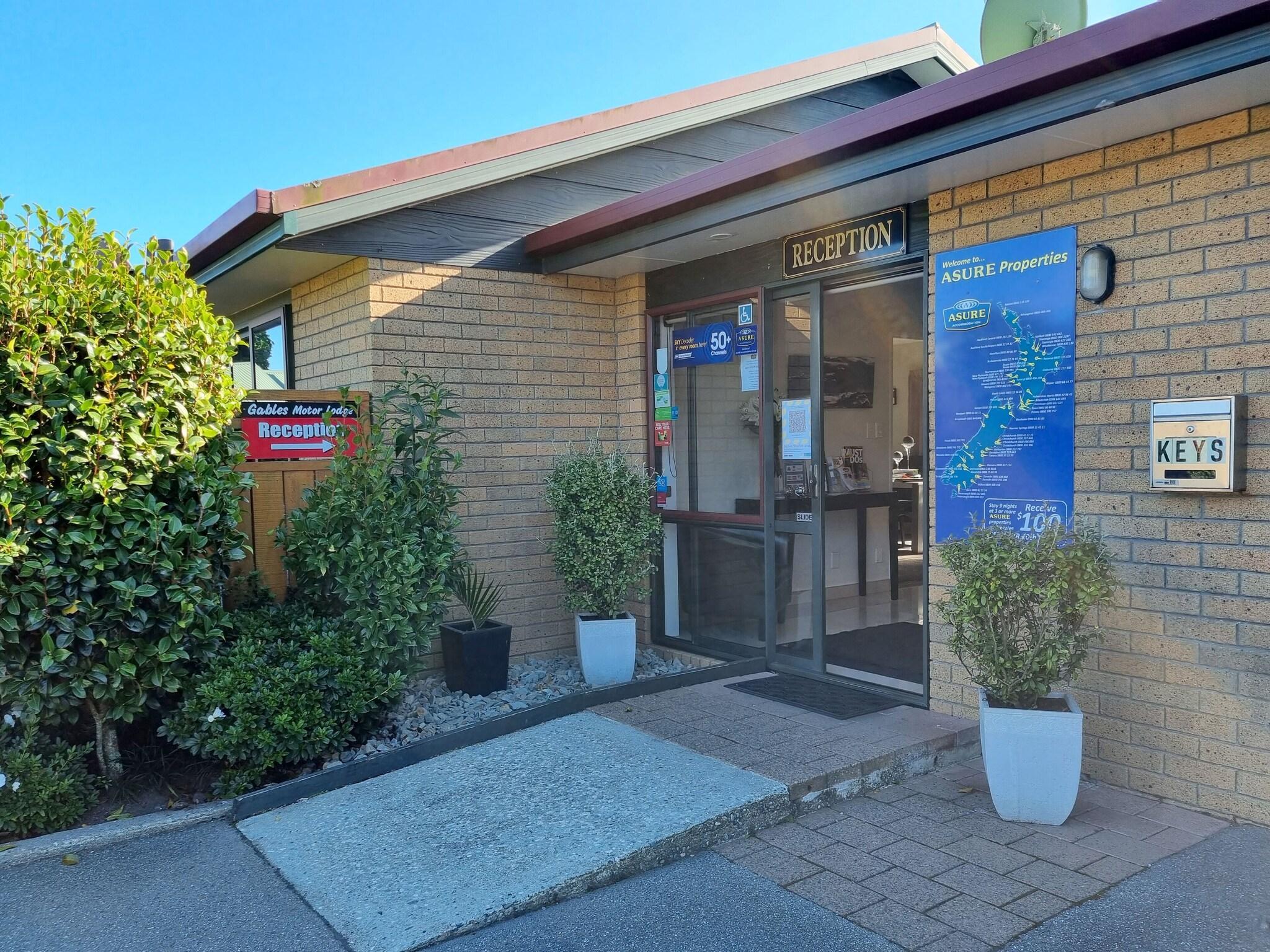 Vista Lobby ASURE Gables Motor Lodge