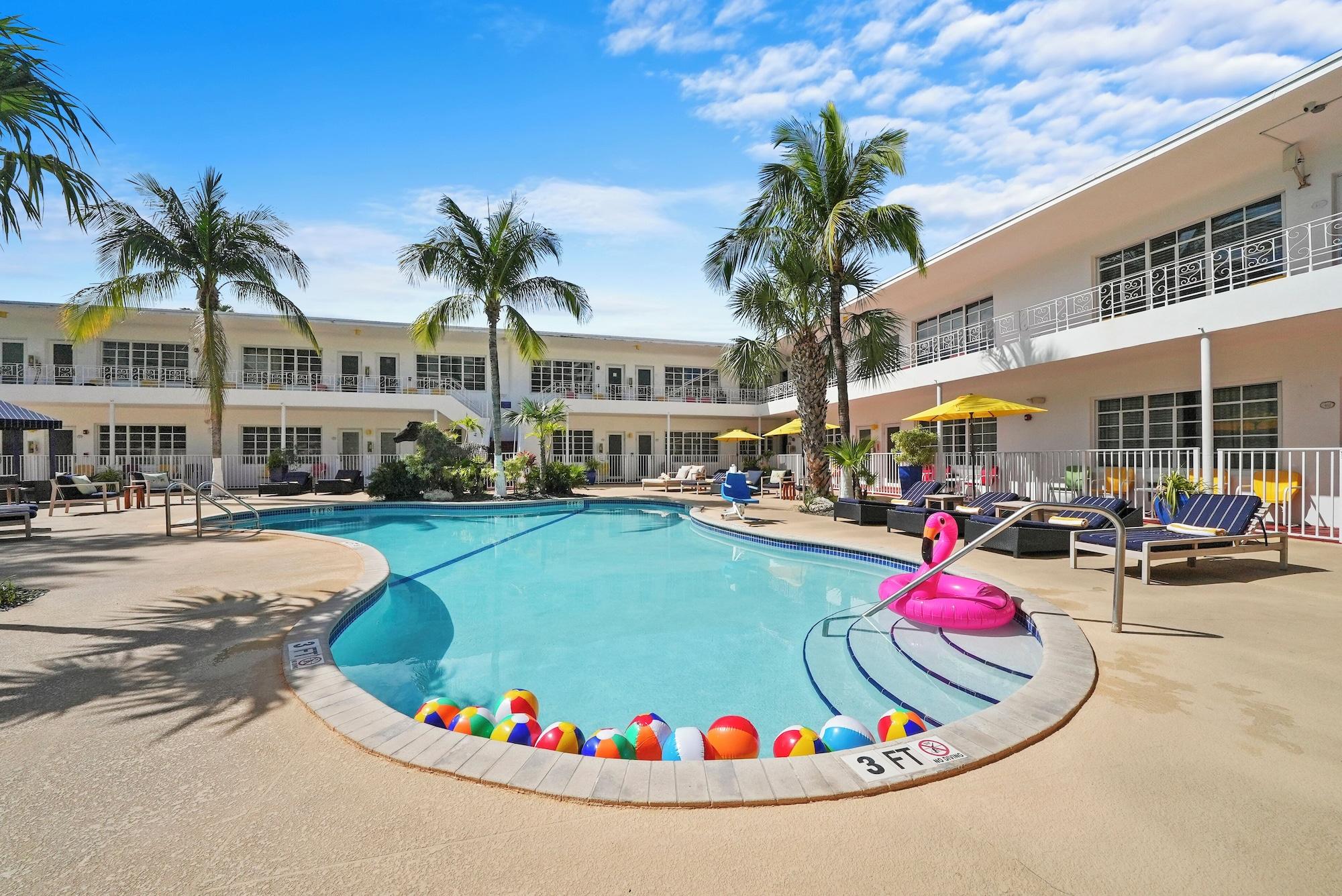 Varios Tradewinds Apartment Hotel