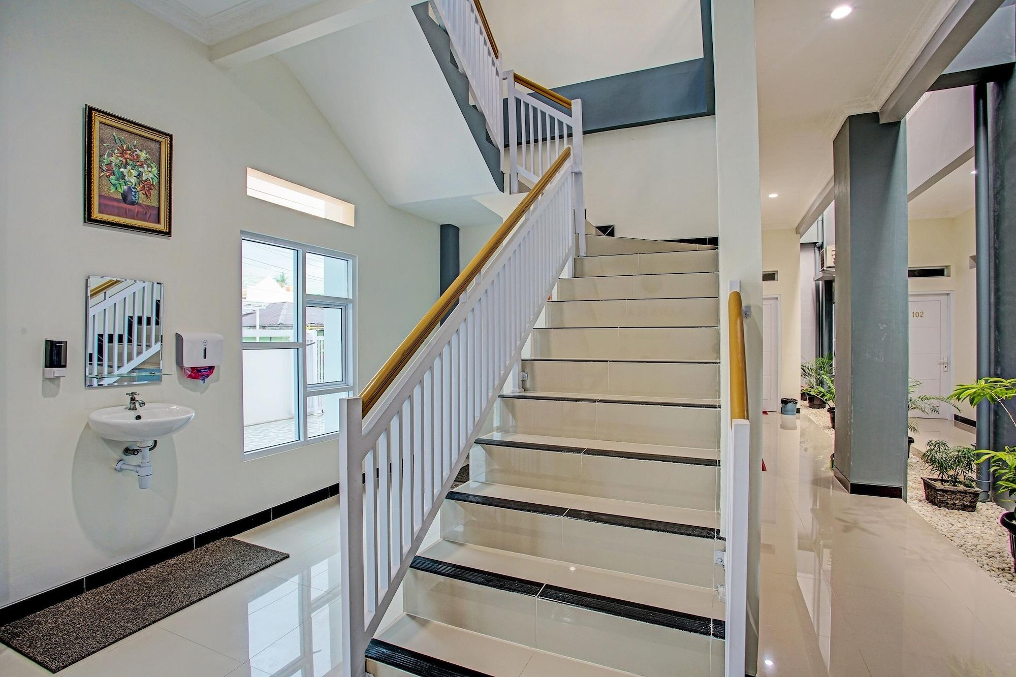 Vista Lobby Capital O 92417 Sawahan Residence Syariah