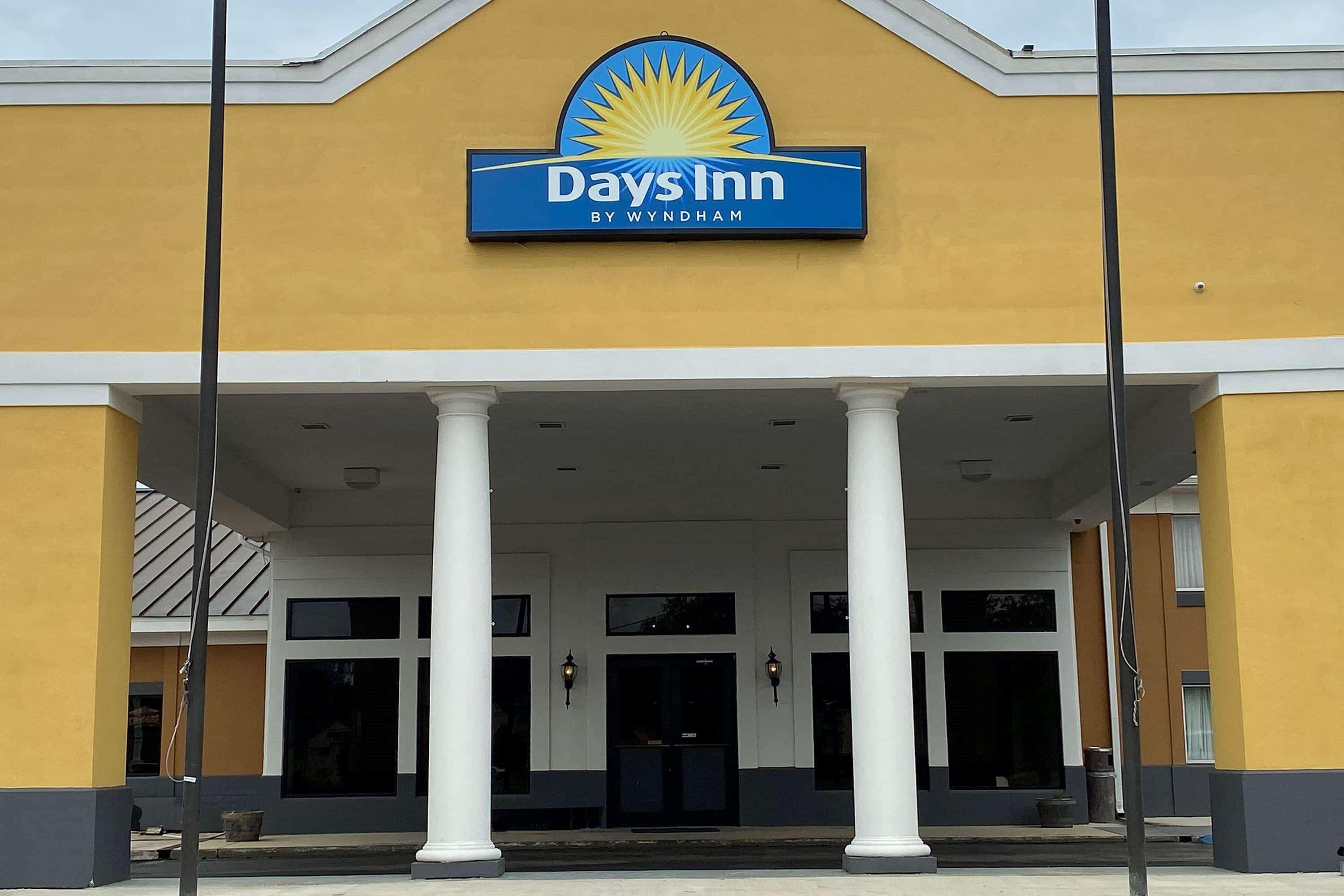 Vista Exterior Days Inn by Wyndham Dothan