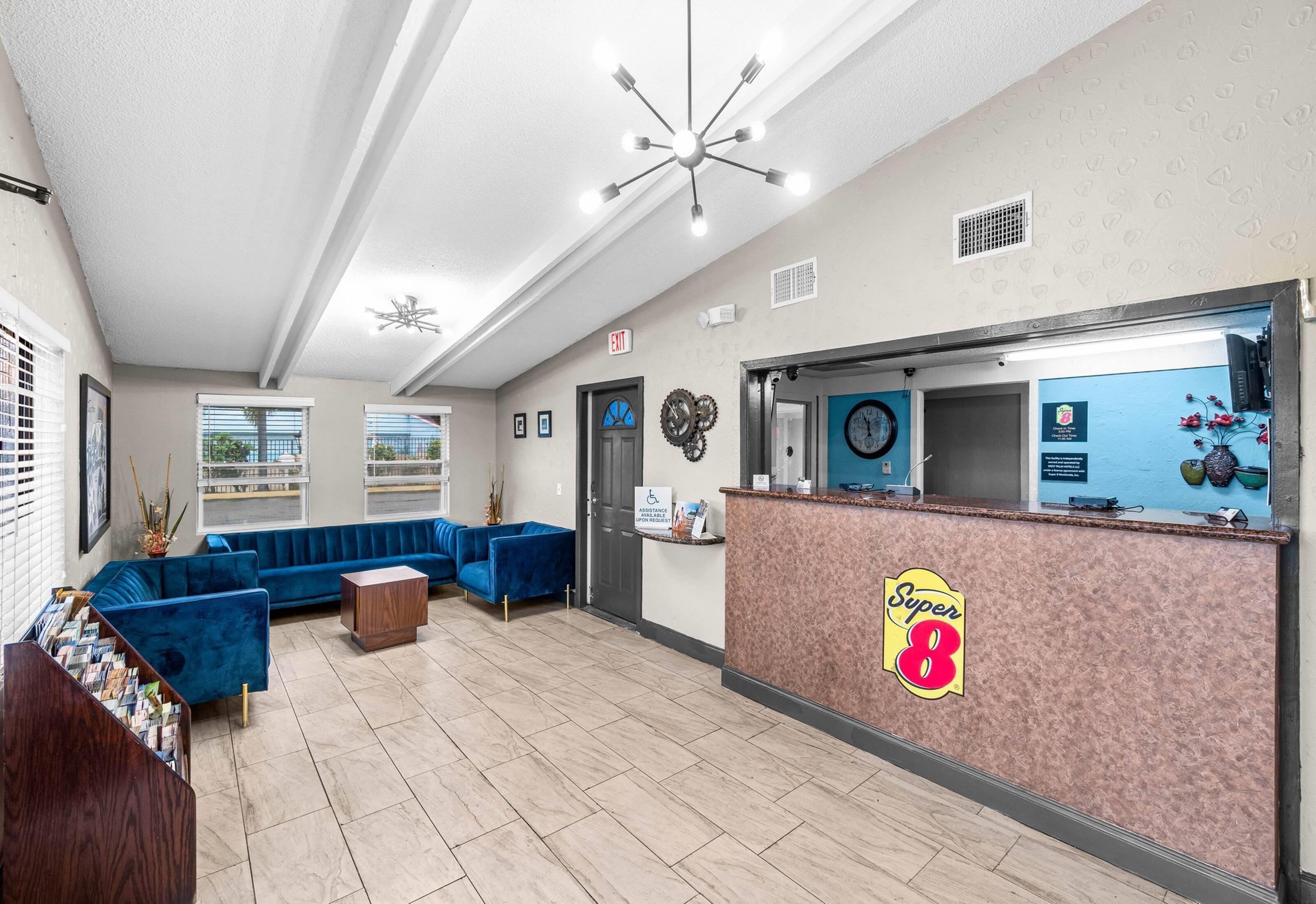 Vista Lobby Super 8 by Wyndham Lantana West Palm Beach