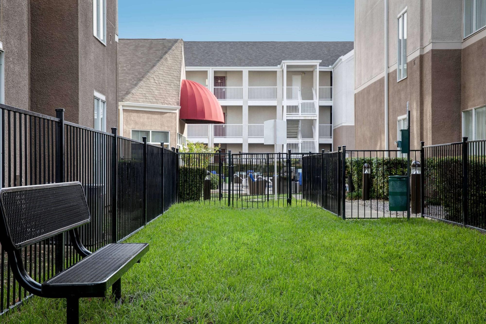 Vista Exterior Sonesta ES Suites Dallas Medical Market Center