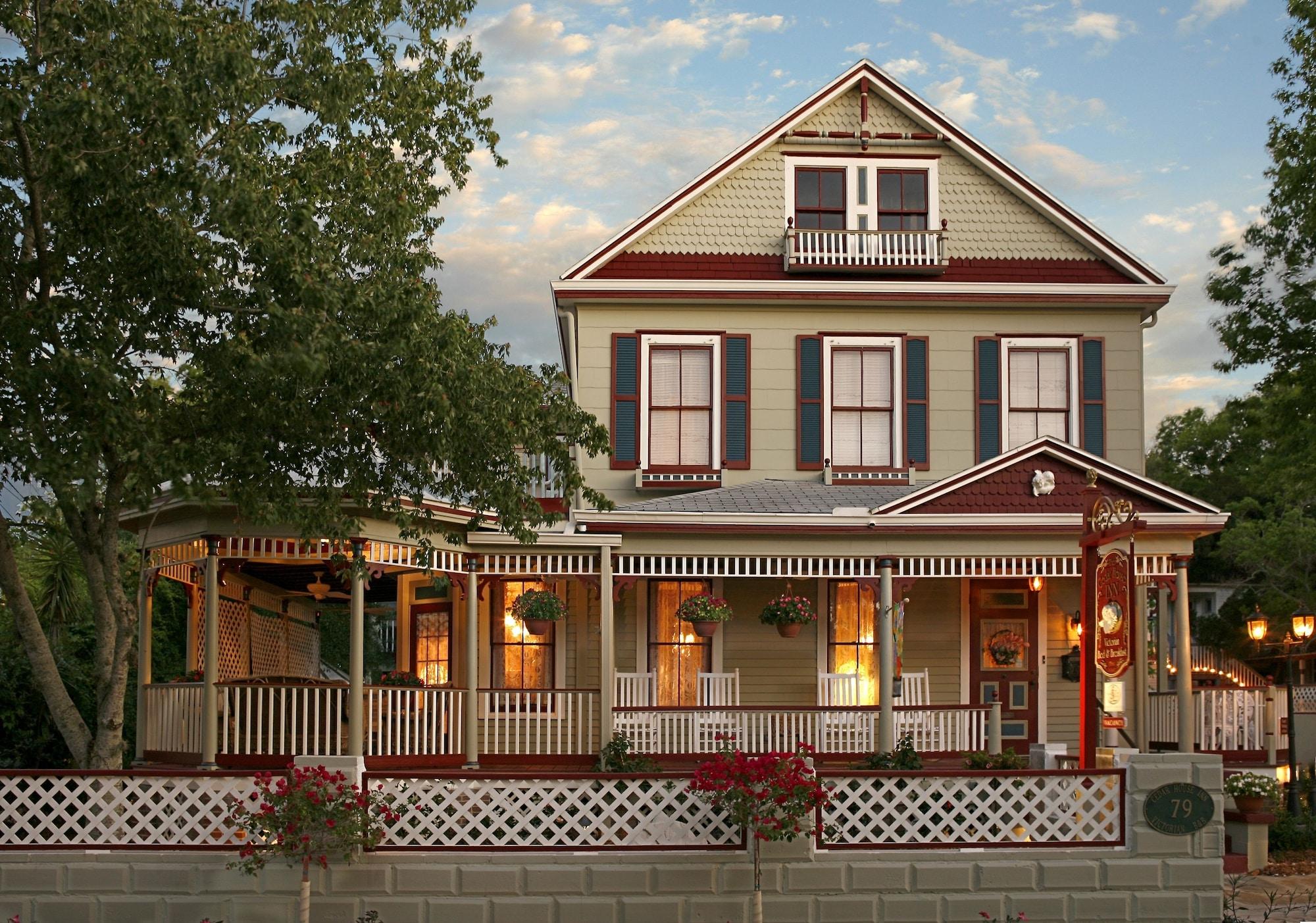 Varios Cedar House Inn