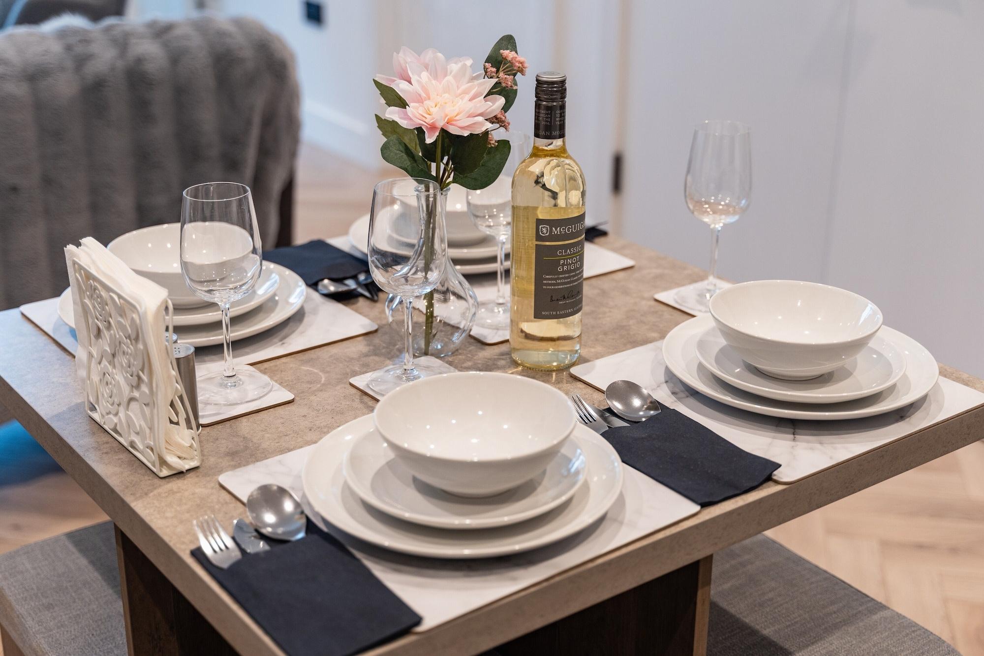 Restaurant 1 Bed Apartment, with a balcony city & canal view in Manchester City Centre! By Kammili Properties