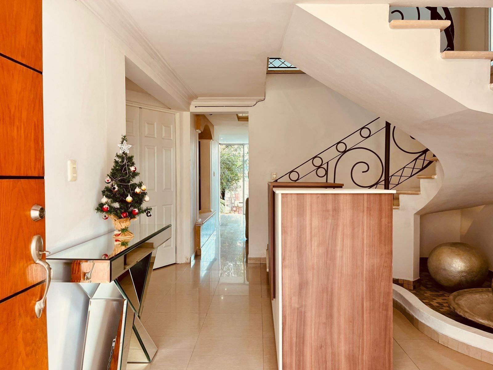 Varios Venator House Boutique