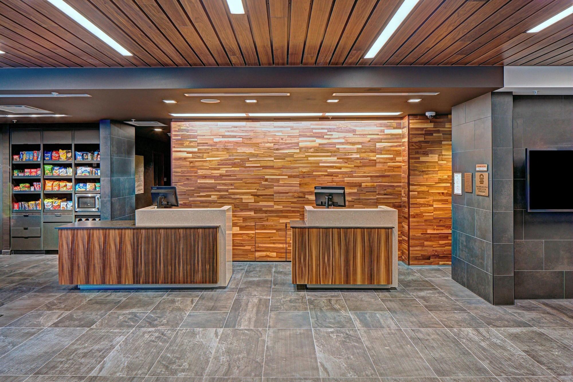 Vista Lobby Courtyard by Marriott Appleton Riverfront