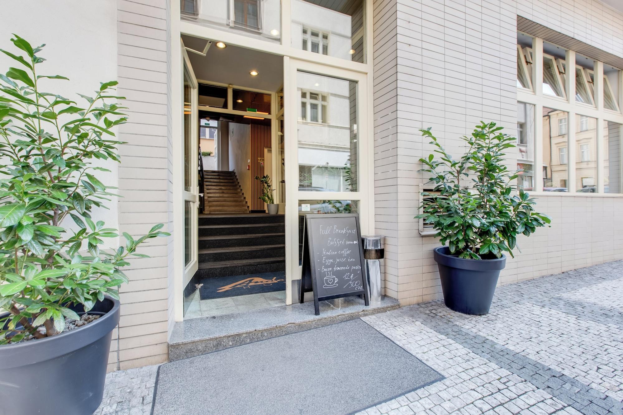Varios Andante Hotel