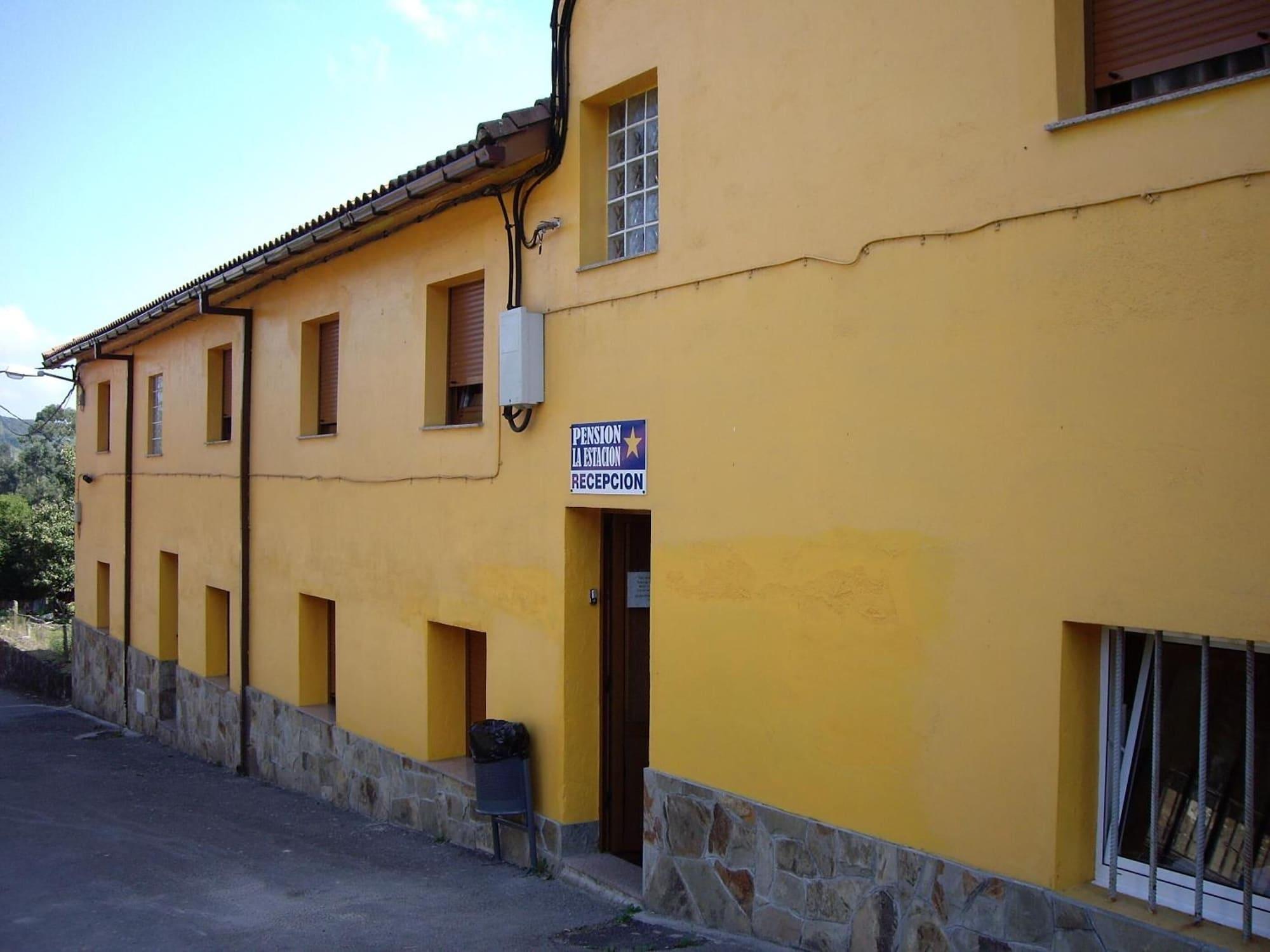 Vista Exterior Pension la Estacion