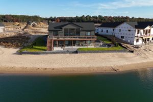 Alquiler Vacacional - Spacious 6-bedroom home on Sunset Lake in New Lisbon, Wisconsin.