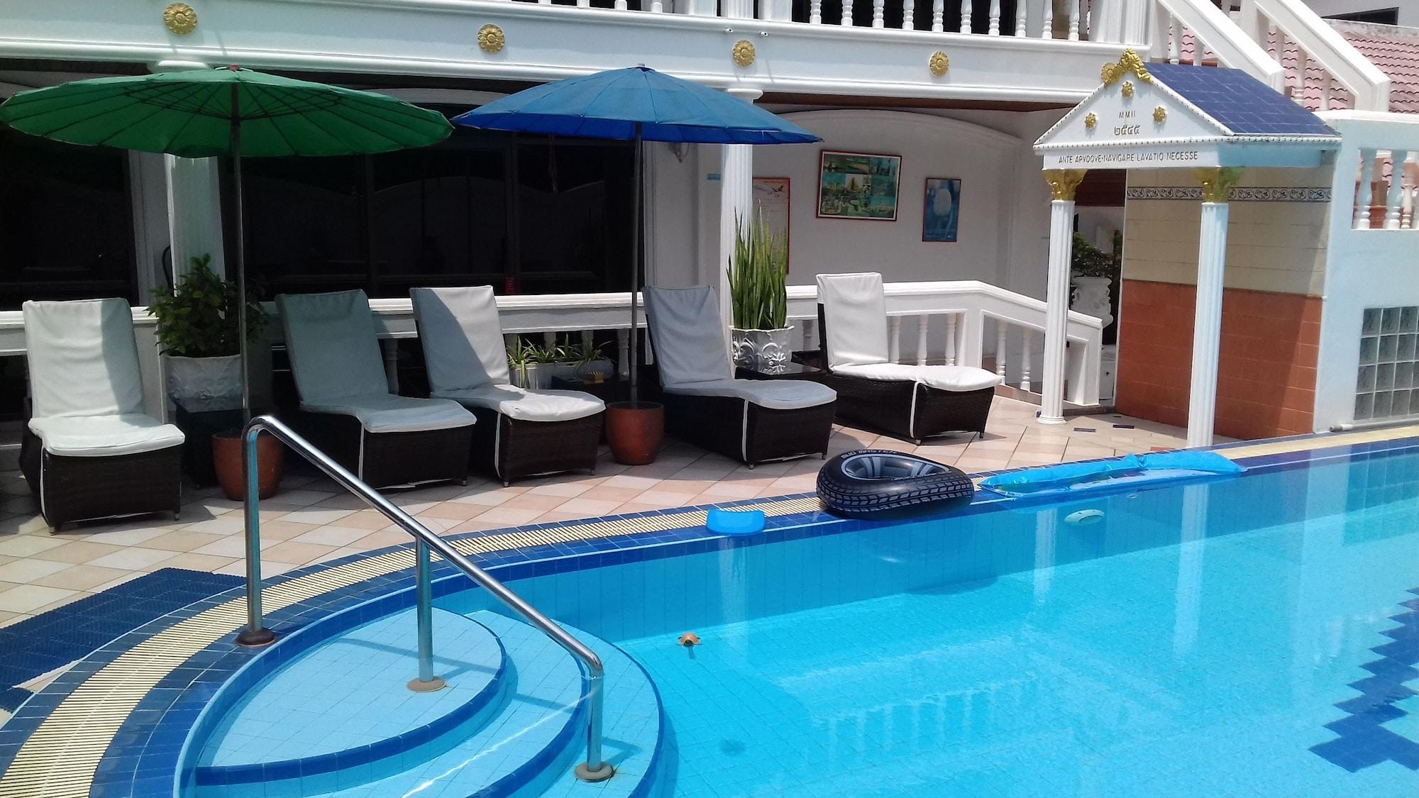 Vista Piscina Villa Oranje Pattaya