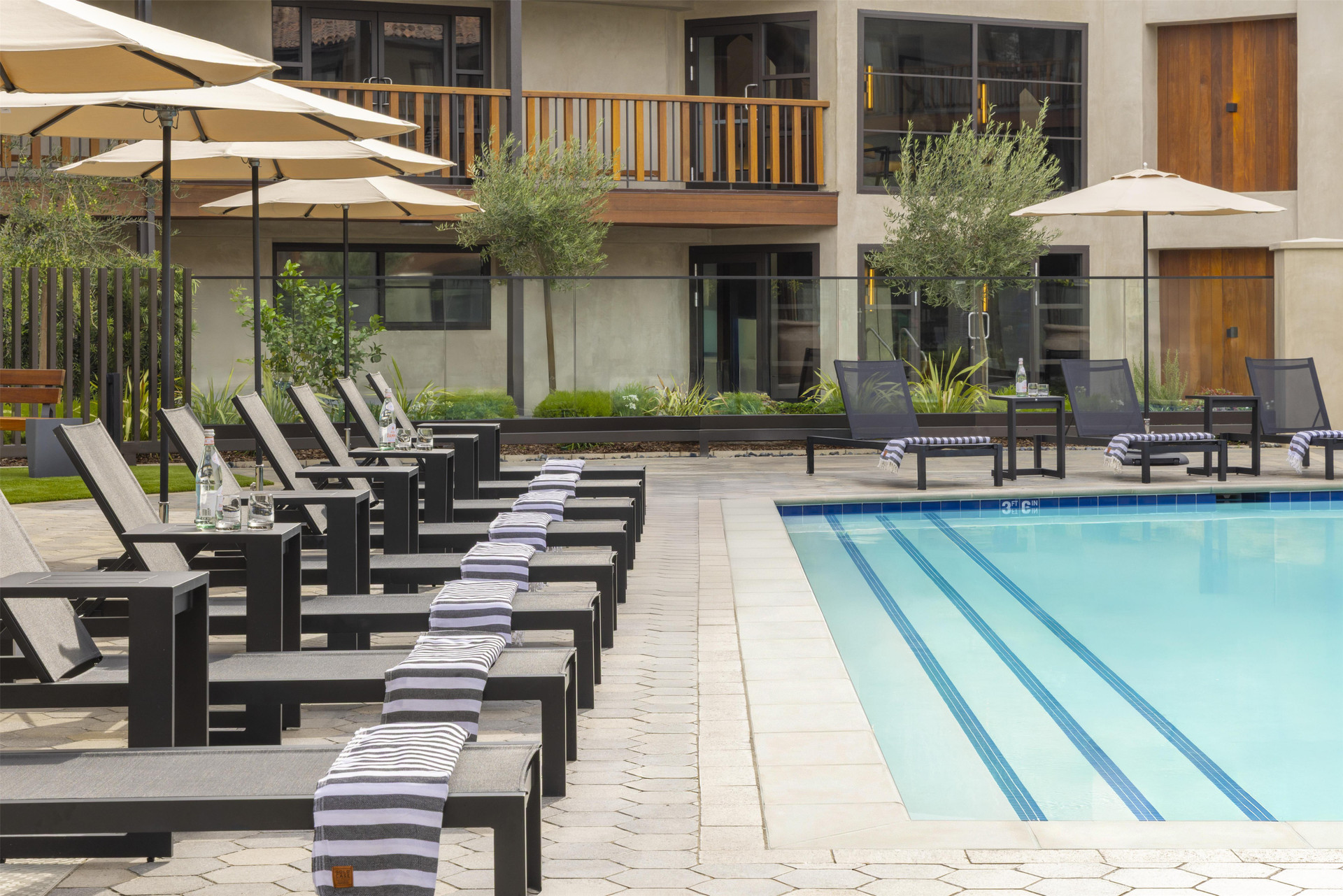 Vista Piscina Casa Mani Resort Napa Valley, Curio Collection by Hilton