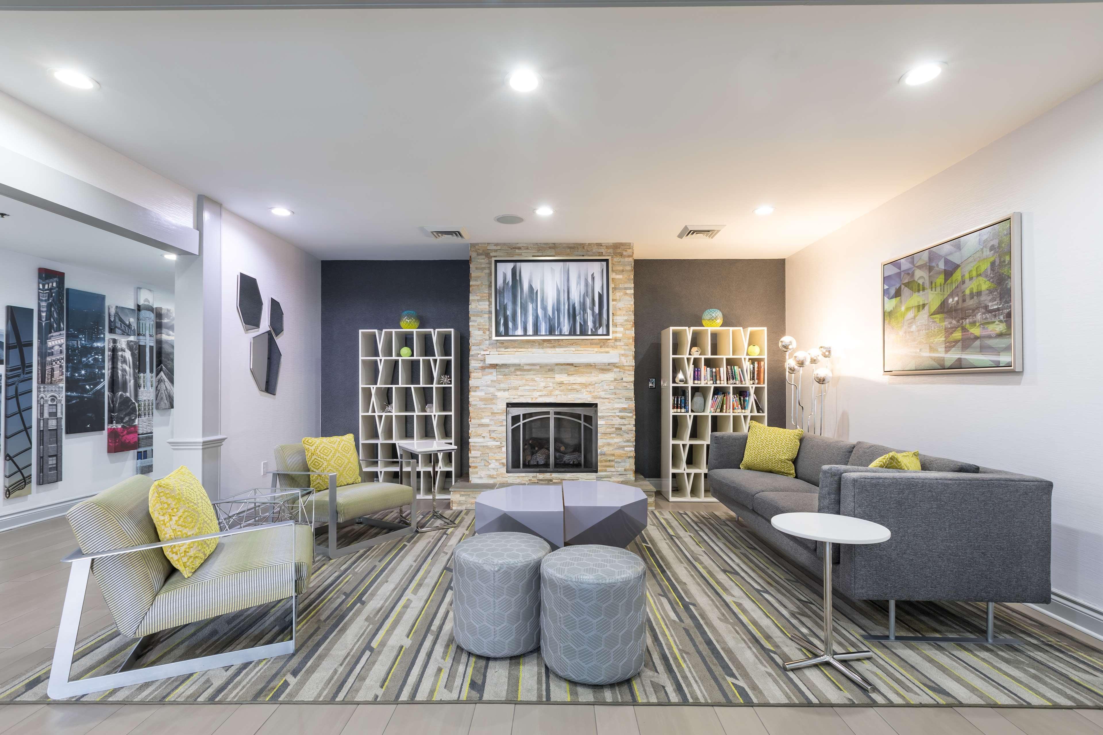 Vista Lobby Country Inn & Suites by Radisson Asheville Downtown Tunnel Road