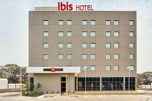Hotel - Ibis Guaratingueta Aparecida - Próximo ao Circuito da Fé e Frei Galvão