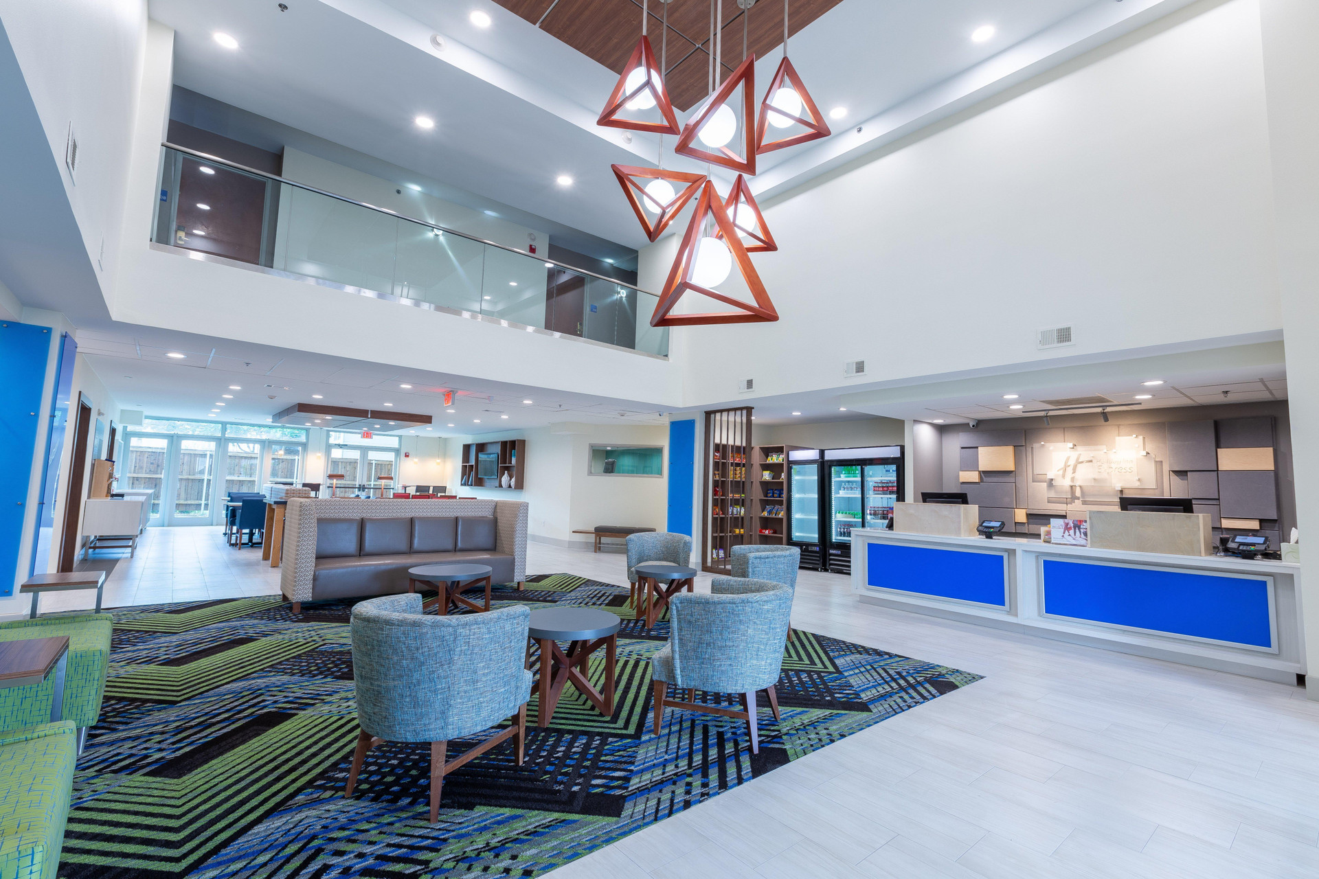 Vista Lobby Holiday Inn Express & Suites Arlington North - Stadium Area by IHG