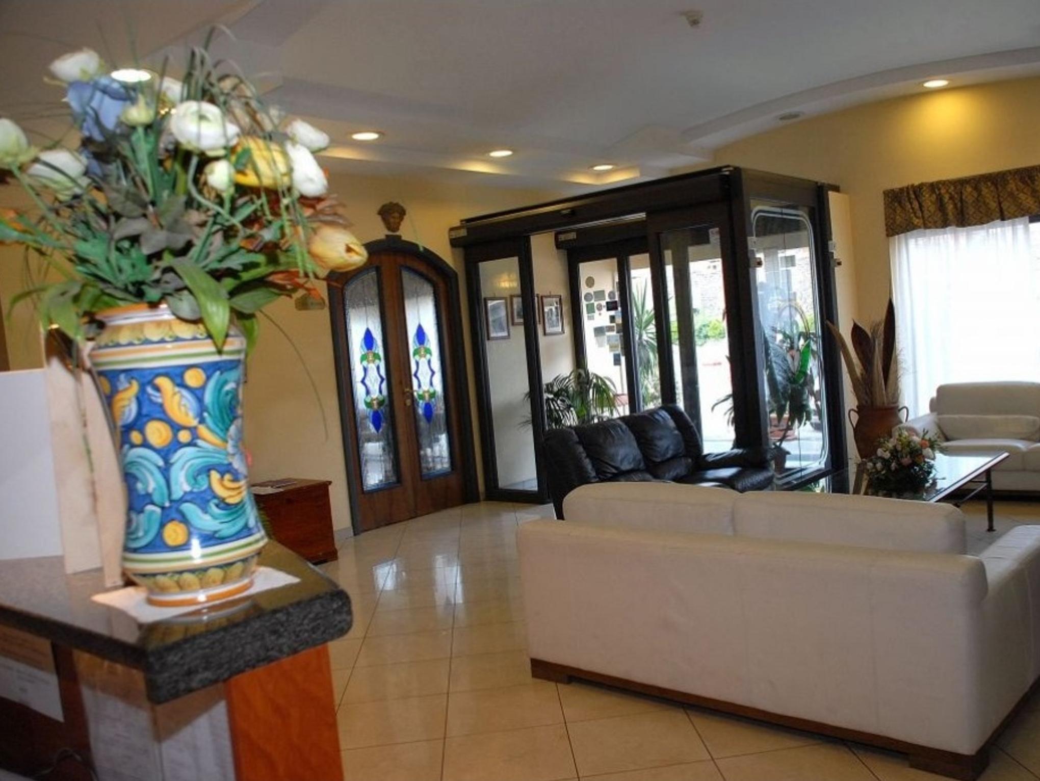 Vista Lobby Hotel Scrivano