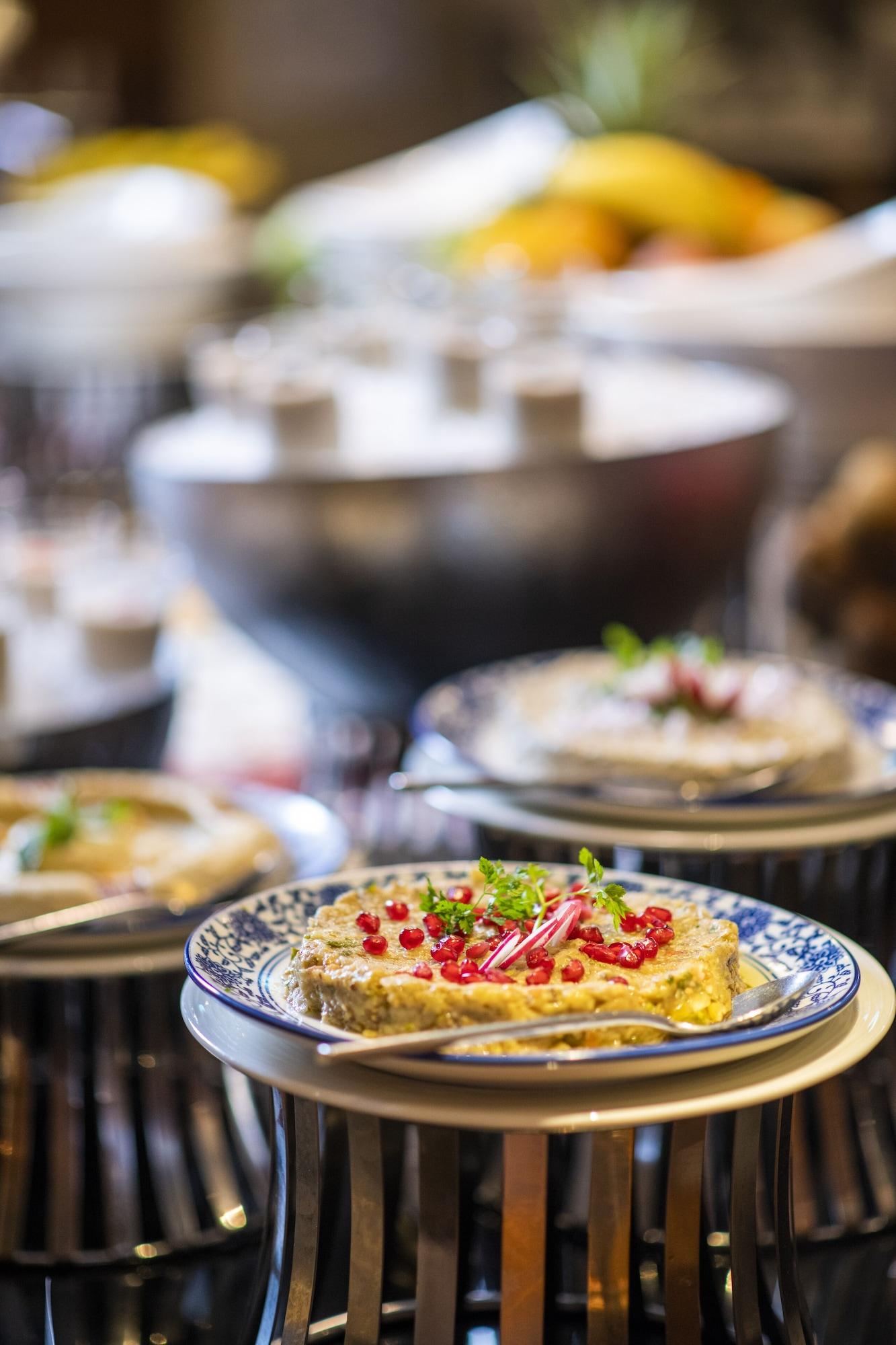 Restaurant Crowne Plaza Muscat OCEC by IHG
