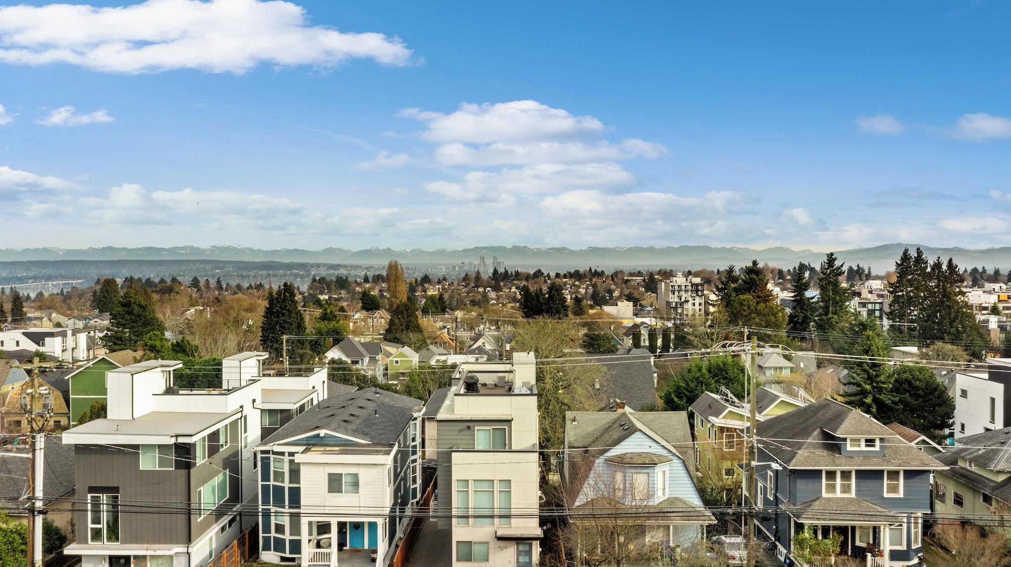 Varios Hilltop Seattle Retreat w/ Views & Parking