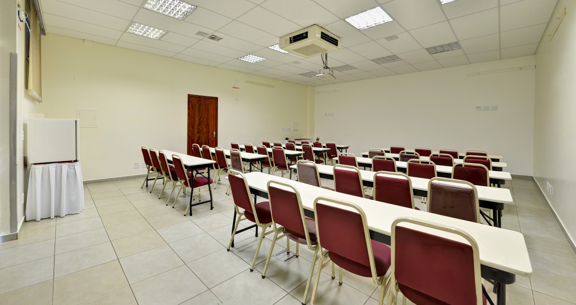 Sala de reuniões Porto Minas Hotel e Convenções.
