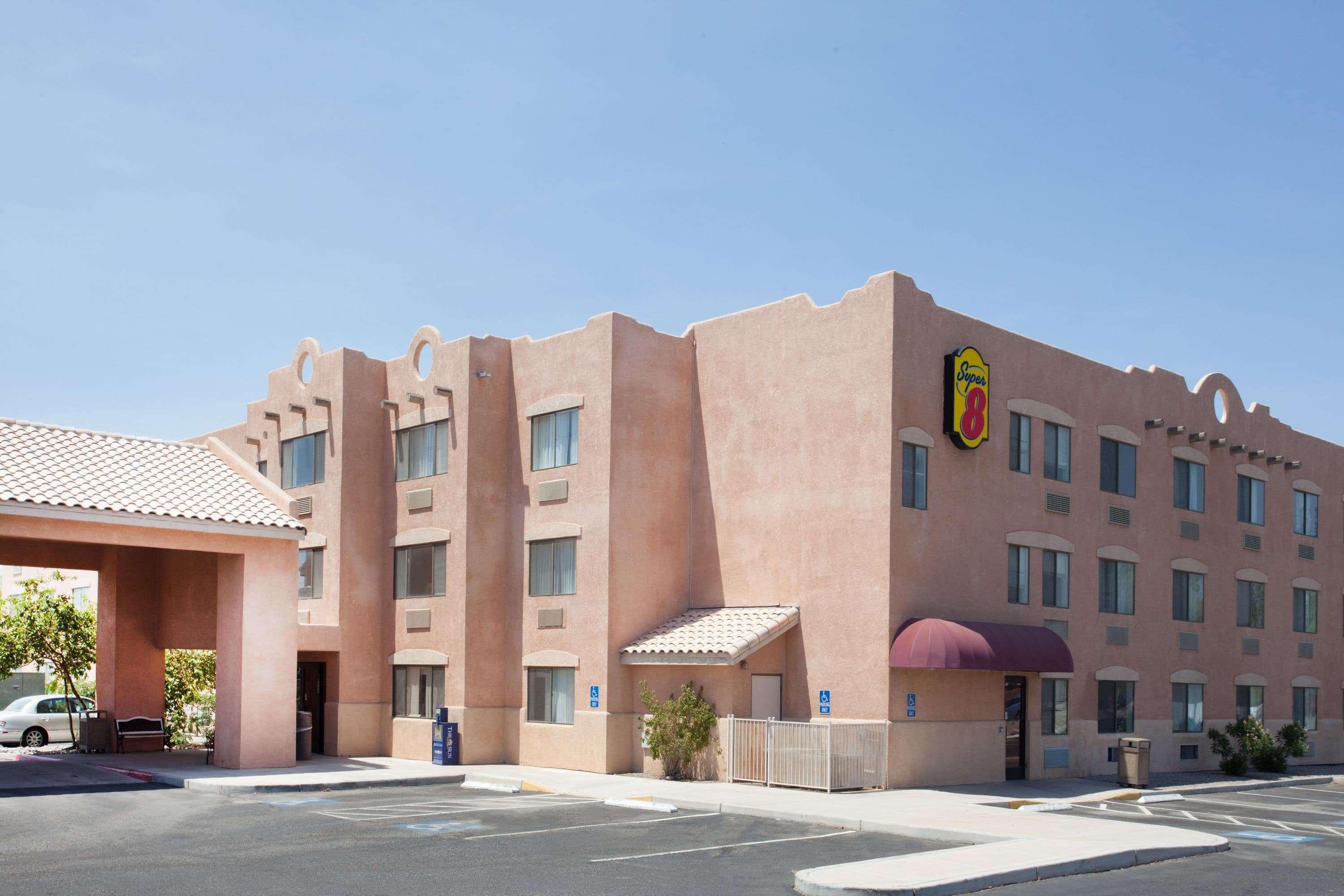 Vista Exterior Super 8 by Wyndham Yuma