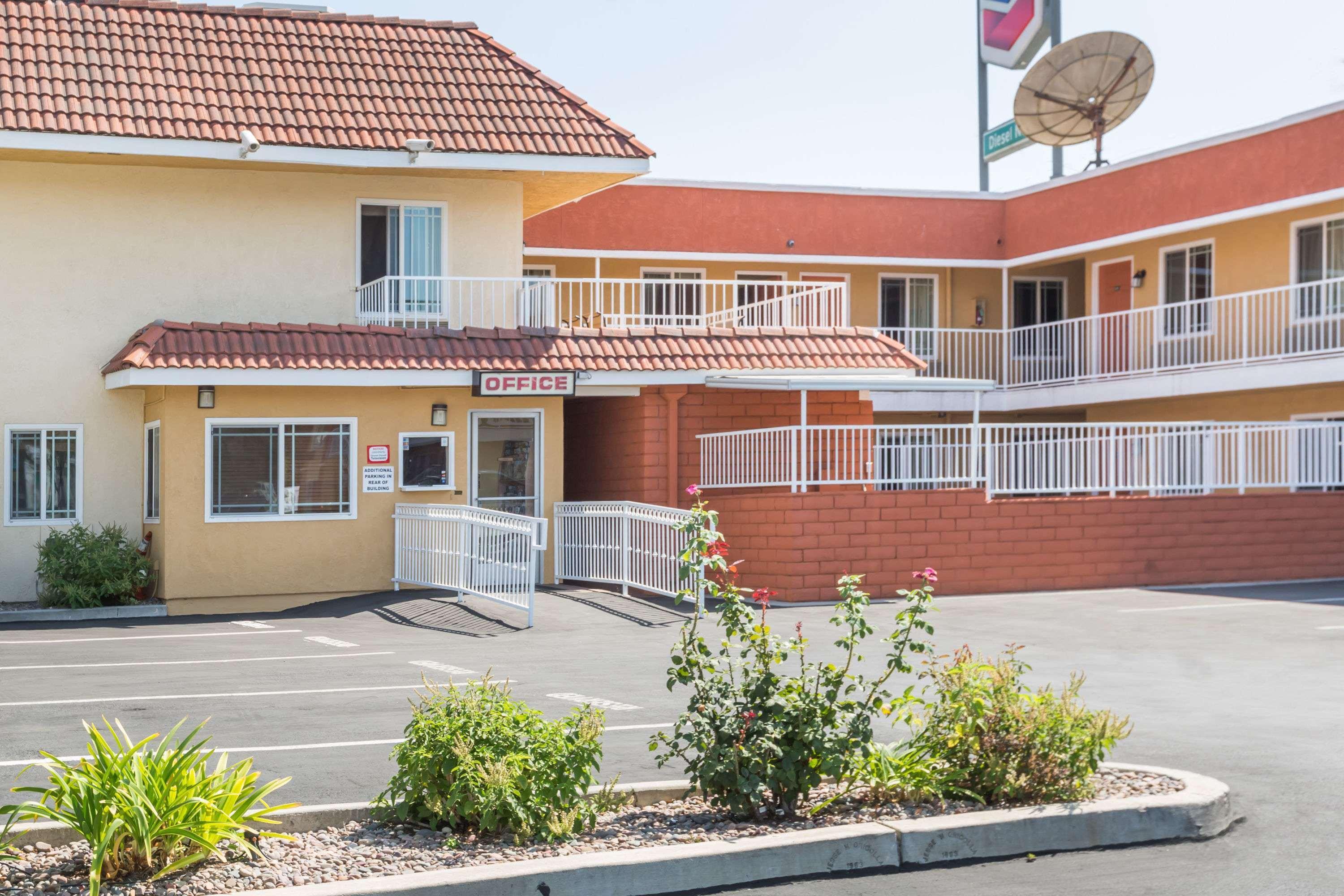 Vista Exterior Super 8 by Wyndham Azusa