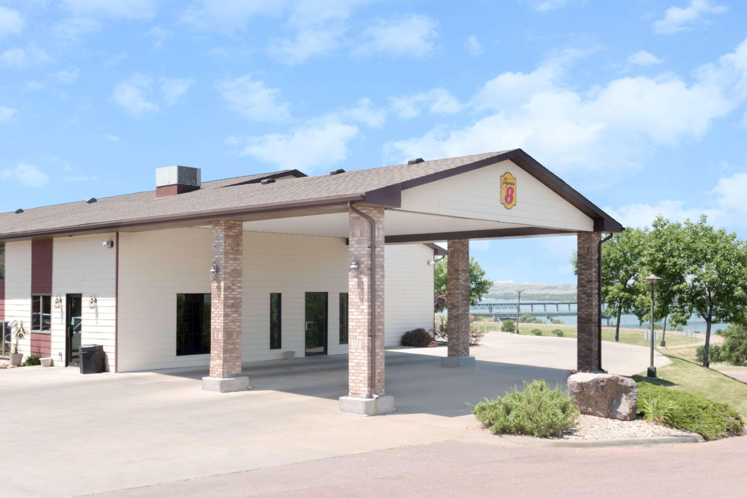 Vista Exterior Super 8 by Wyndham Chamberlain SD