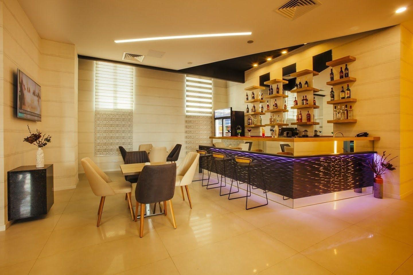 Bar/Salón Hotel West