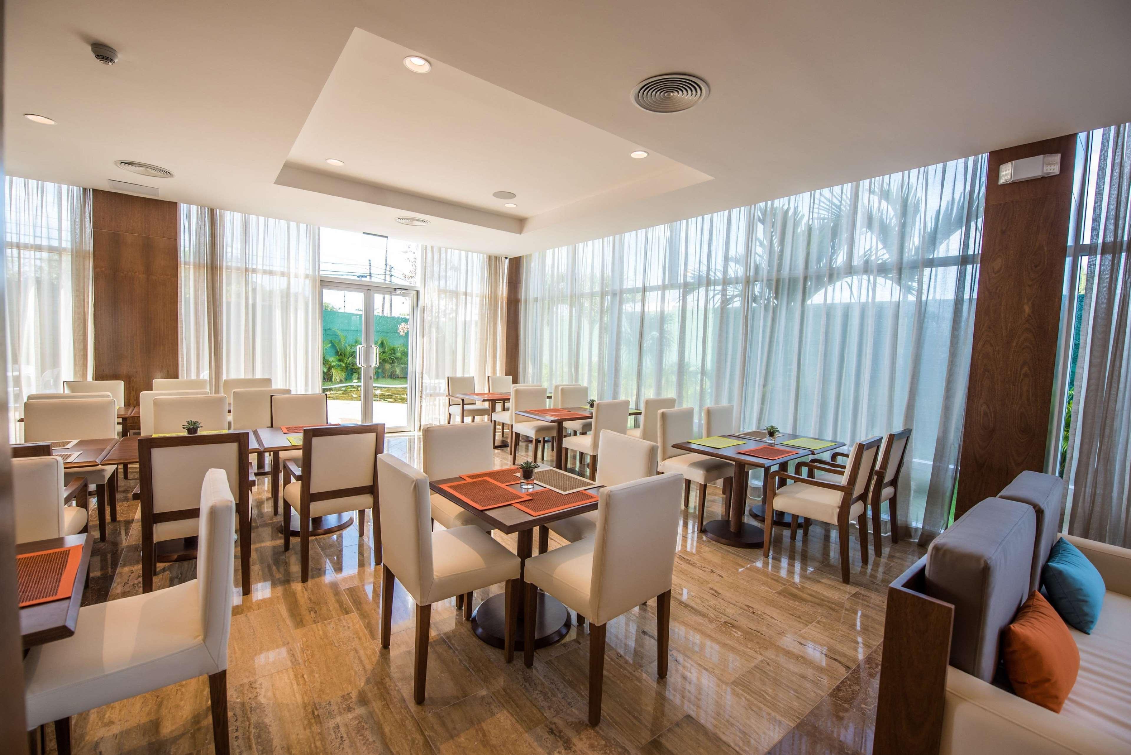 Restaurant Hampton by Hilton Santo Domingo Airport