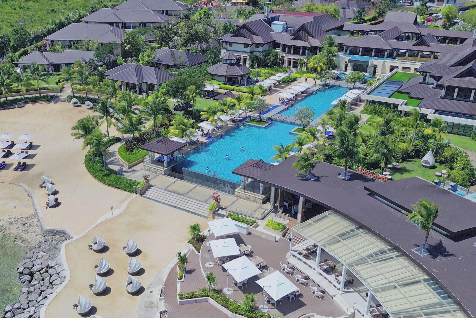 Vista Exterior Crimson Resort and Spa Mactan