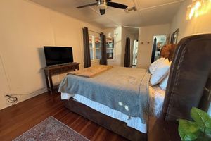 Alquiler Vacacional - Eclectic Updated 3-bedroom bungalow with WiFi,  AC & W/D in Los Angeles