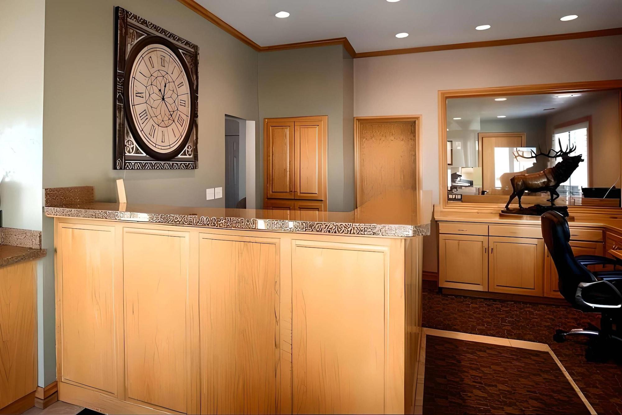 Vista Lobby Econo Lodge Inn & Suites Vernal near Dinosaur Monument