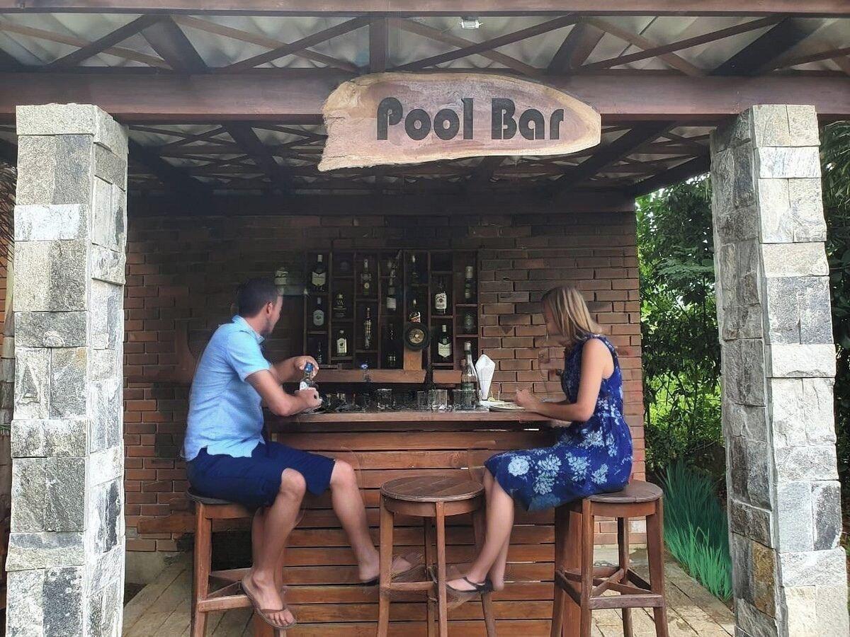 Bar/Salón Garcinia Leaf