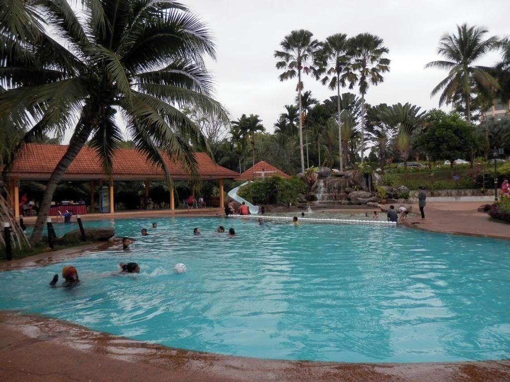 Vista Piscina Felda Residence Tekam