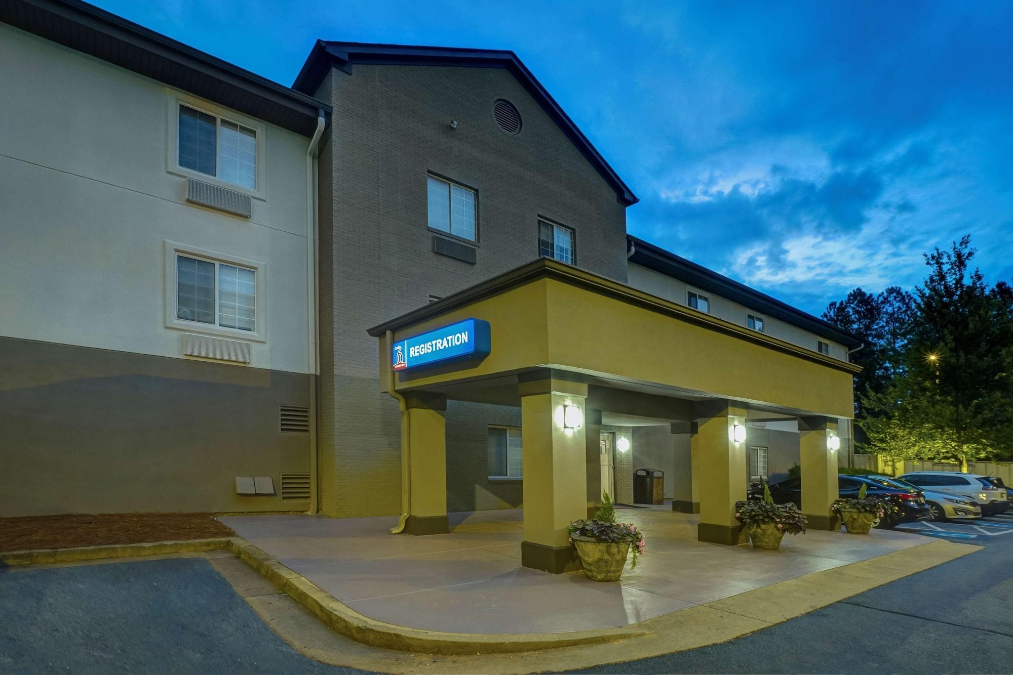 Vista Exterior Studio 6 Duluth, GA - Near Gas South District