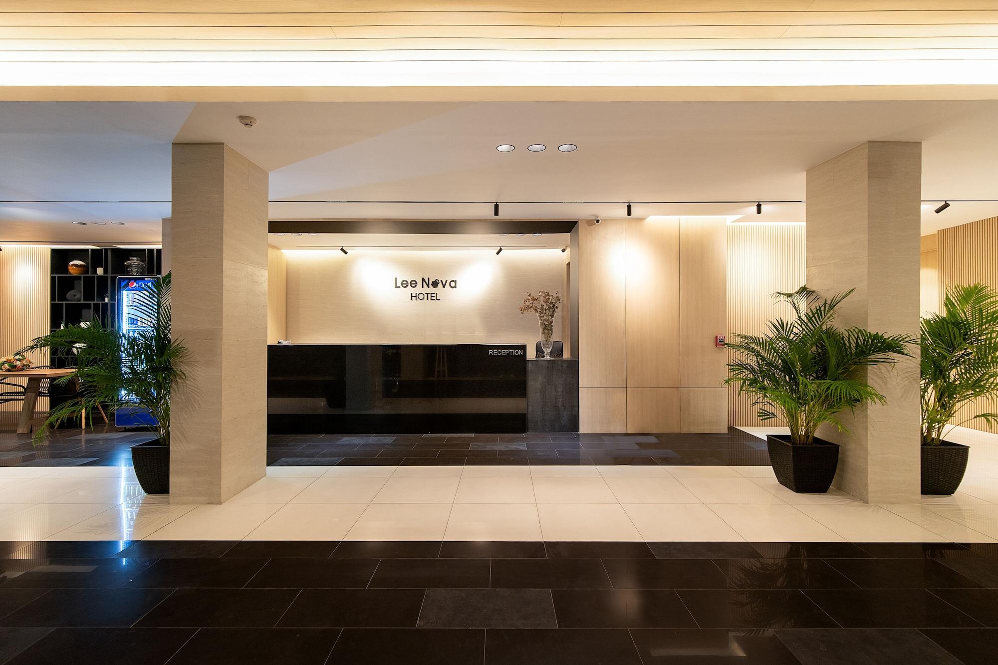 Vista Lobby Leenova Hotel