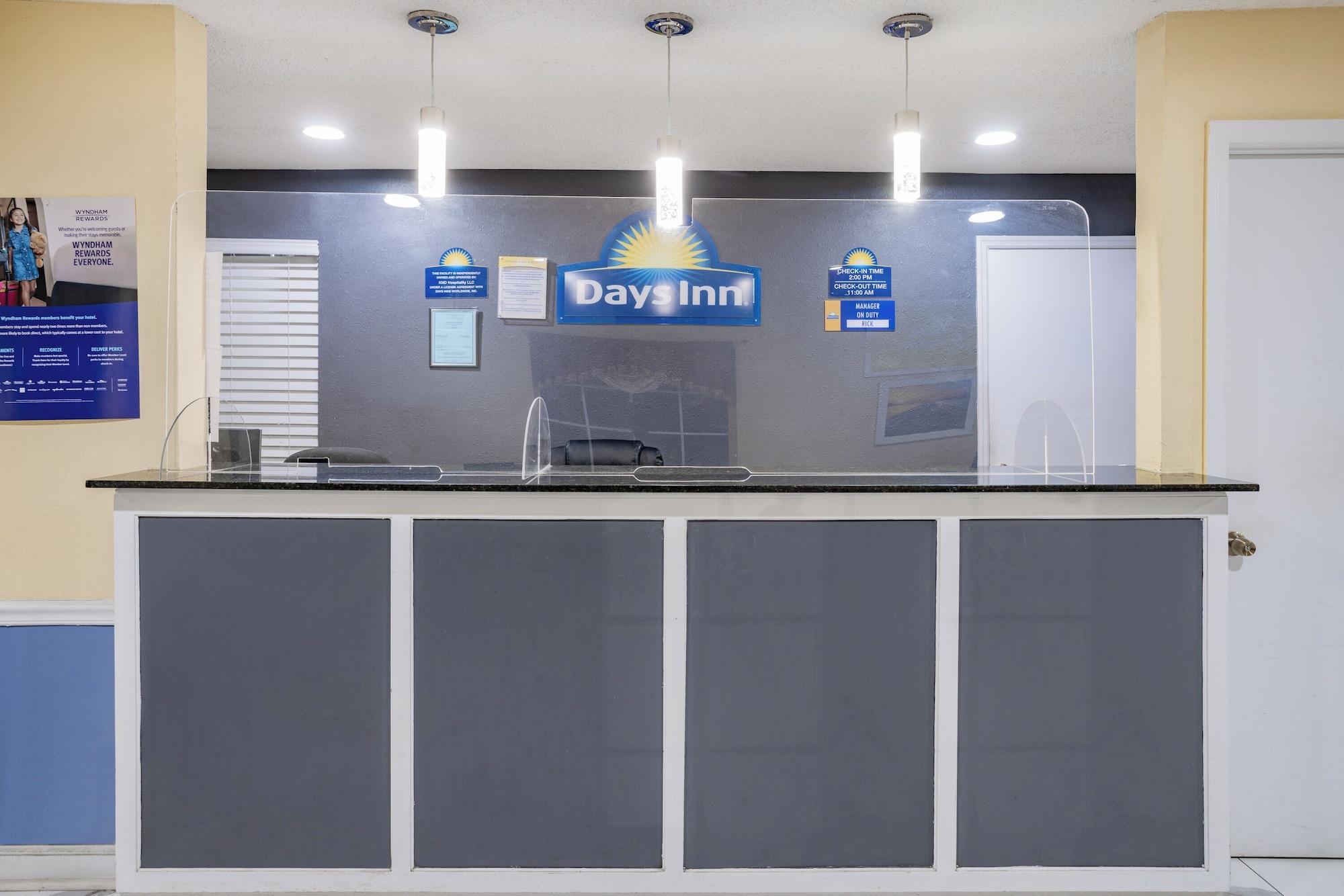 Vista Lobby Days Inn by Wyndham Barnwell