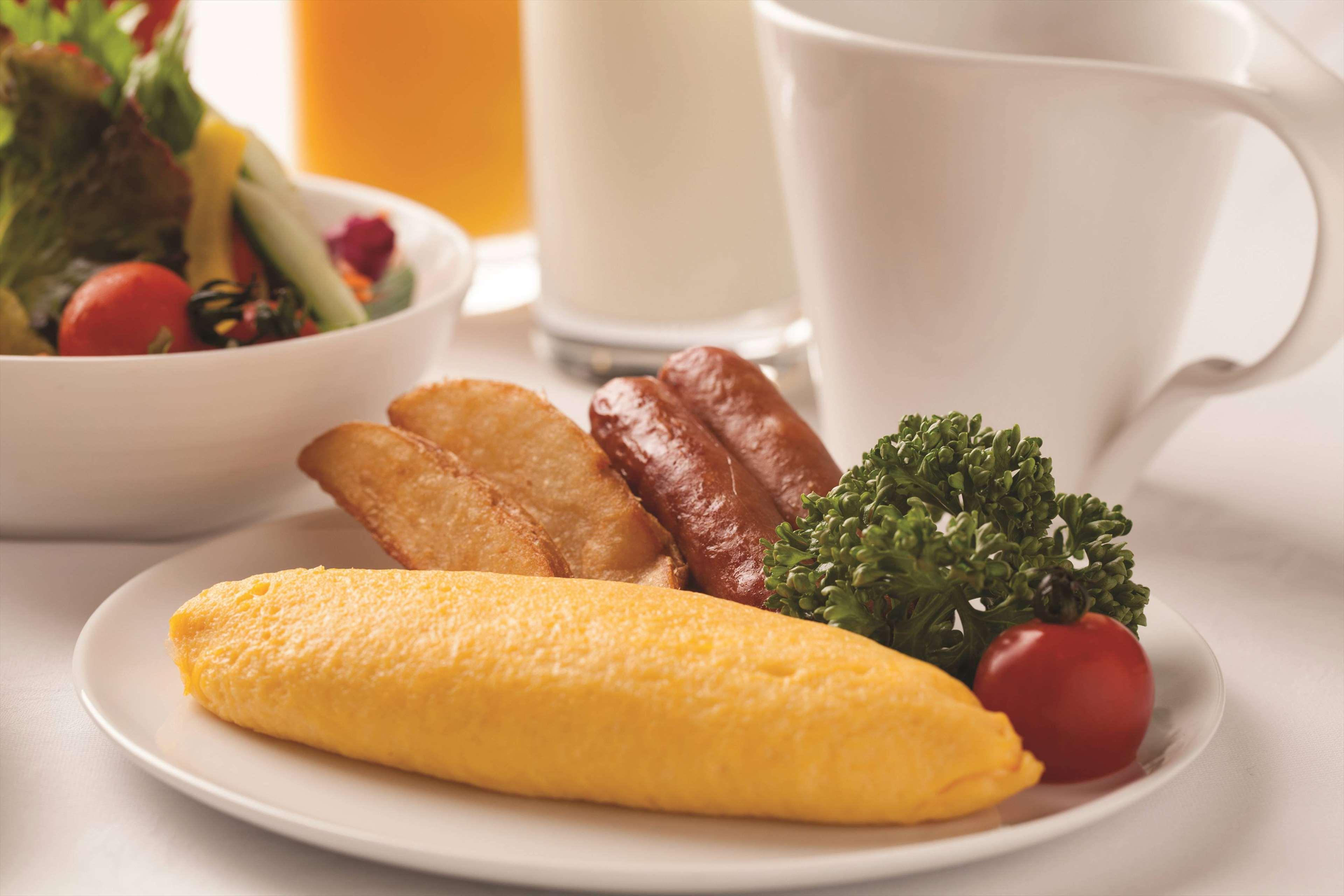 Restaurant DoubleTree by Hilton Naha