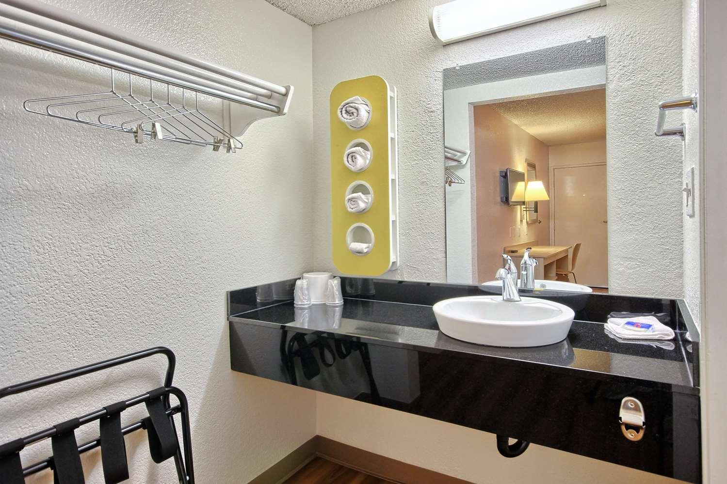 Equipamiento de Habitación Motel 6 Fresno, CA - Blackstone South
