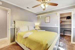 Alquiler Vacacional - Sand Volleyball And Orange Turf...This Is Vegas!