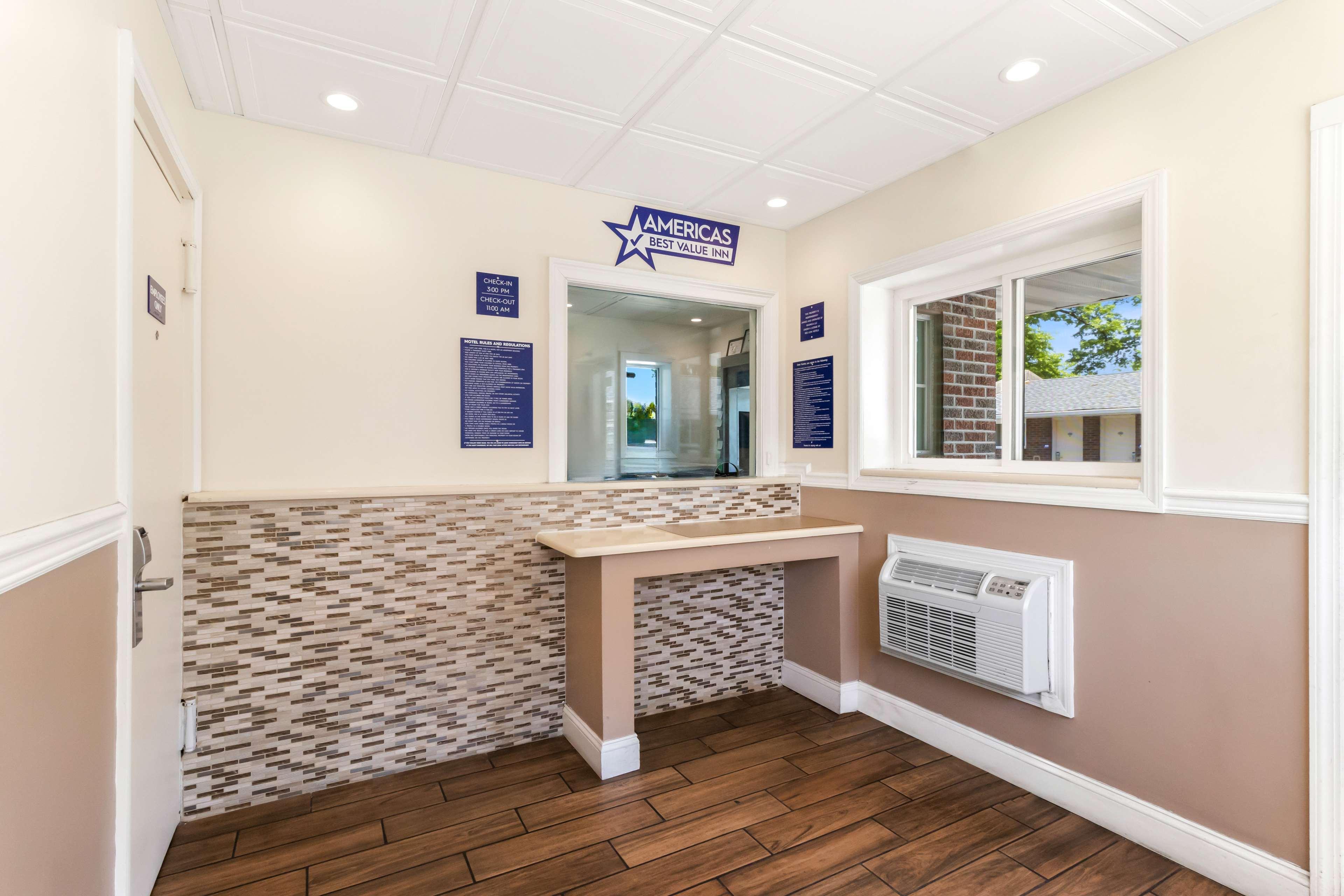 Vista Lobby Americas Best Value Inn Avenel Woodbridge