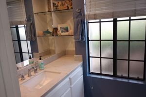 Alquiler Vacacional - Santa Barbara Cape Cod style end unit in wooded parklike area.