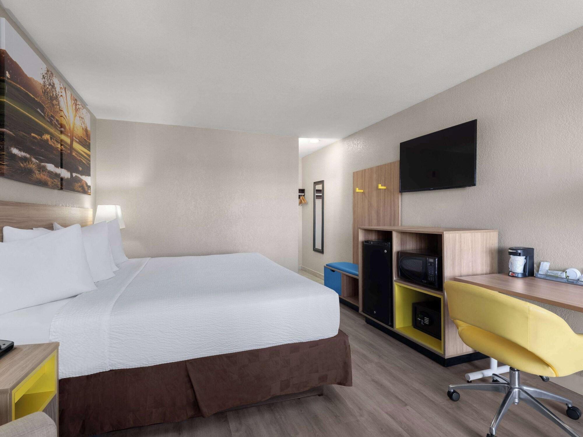 Varios Days Inn by Wyndham Las Vegas Airport Near the Strip